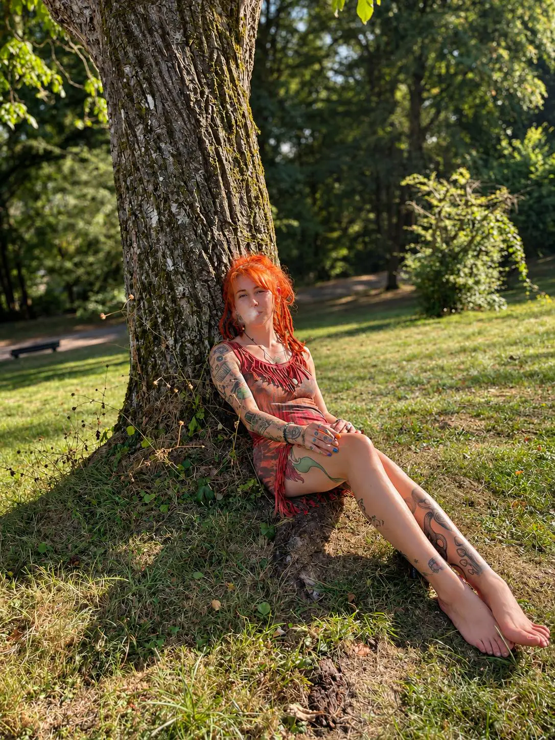 Luna Luxx in einem farbenfrohen Boho-Look im Park