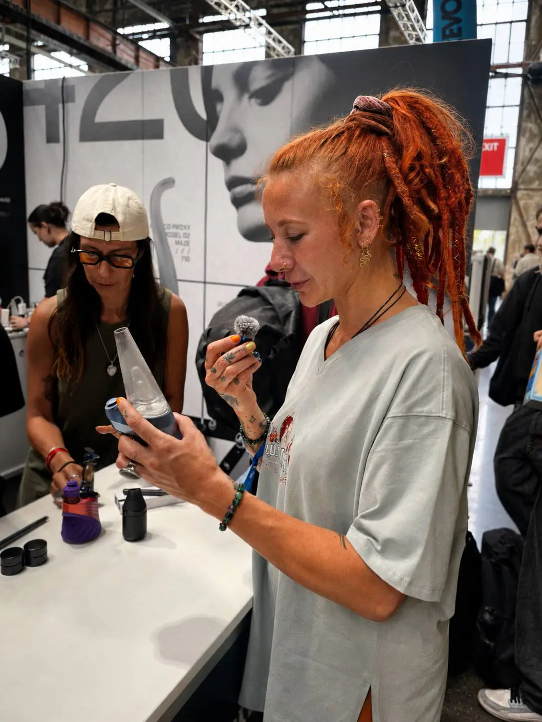 Luna Luxx entdeckt ein Produkt auf einer Messe